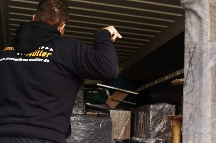 umzugshelfer sichert ladung im umzugswagen